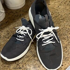 OLUKAI ‘HOLO’ MENS SLIP IN TENNIS SHOE DARK GREY WORN ONCE SIZE 13 GREAT COND.
